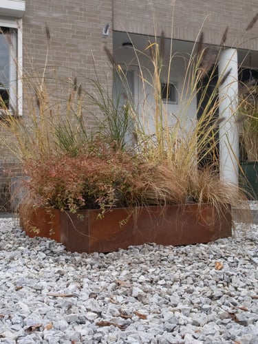 Multi-Edge ADVANCE Acero Corten Jardinera 60x60x20cm instalada