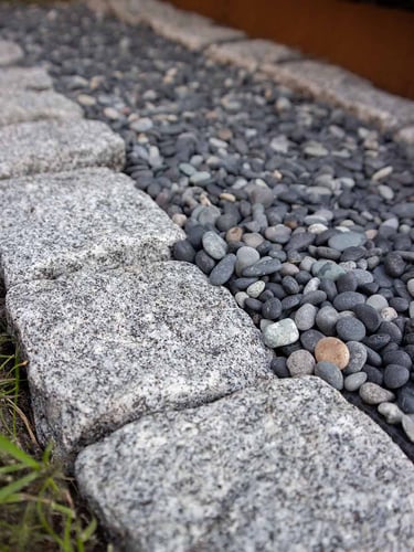 Pavés gris granit dans le combination avec Beach Pebbles Noir 5 - 8mm