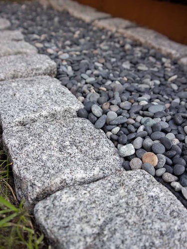 Kasseien grijs in combinatie met Beach Pebbles zwart 5 - 8mm