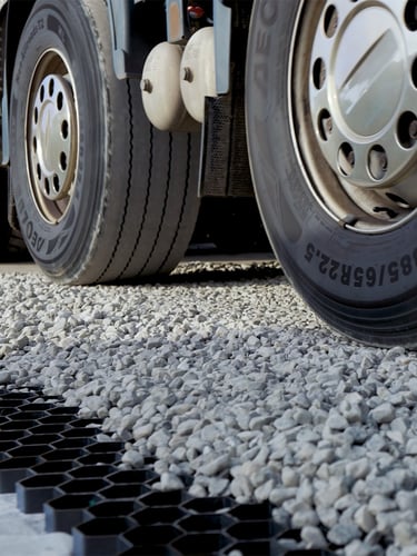 Vier Paletten Kiesgitter EuroGravel PLUS Schwarz (170,2m2)