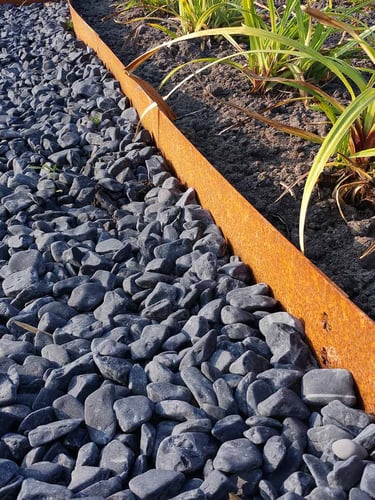 Bordures de jardin Multi-Edge METAL Acier Corten avec Nero Ebano galets noir
