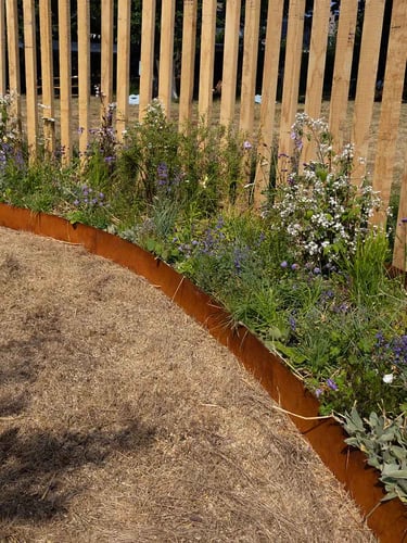 Bordura Multi-Edge ADVANCE Aco Corten instalada