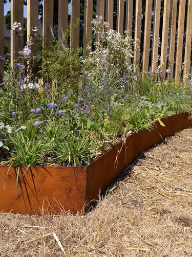 Bordura Multi-Edge ADVANCE Aco Corten instalada