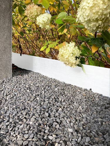 Bordura Multi-Edge METAL acero lacado blanco instalada