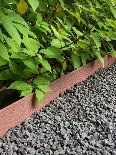 Bordura Multi-Edge ECO Recto 2m Marrón - Corten, Altura 10cm instalada