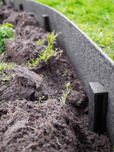 Multi-Edge ECO Stakes Black landscaped
