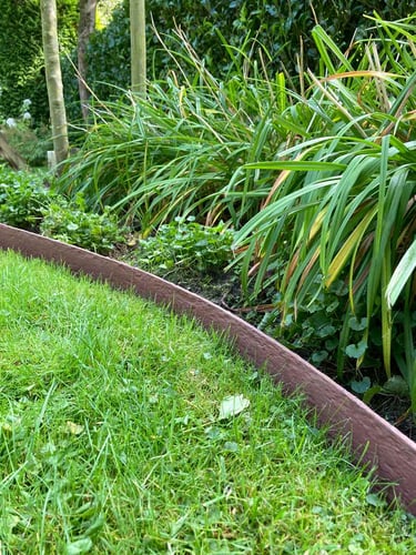 Bordura Multi-Edge ECO Rollo 10m Marrón - Corten, Altura 10cm instalada