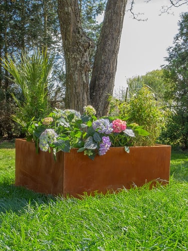Multi-Edge FLORA Floreira Aço Corten 120x120x40cm instalada