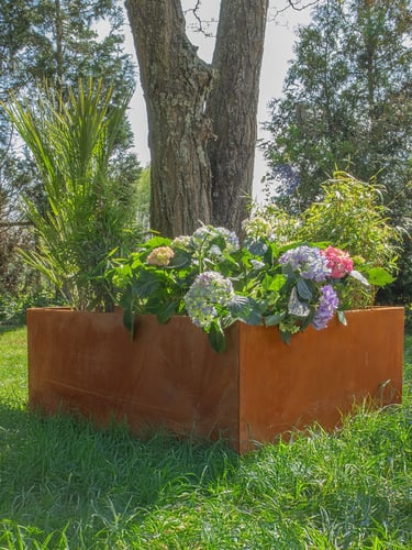 Multi-Edge FLORA Floreira Aço Corten 120x120x40cm instalada