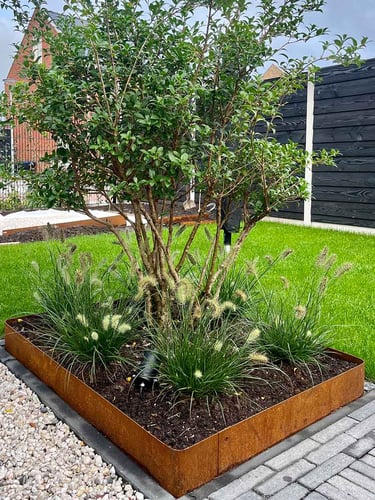 Bordura Multi-Edge METAL Corten instalada