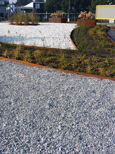 Bordures de jardin METAL Acier Corten avec un Ice Blue galets de marbre posé 