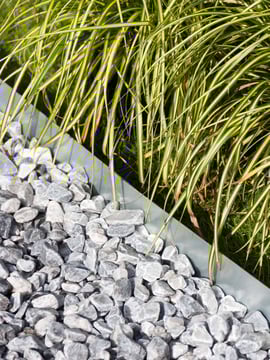Bordura Multi-Edge METAL galvanizada en jardín