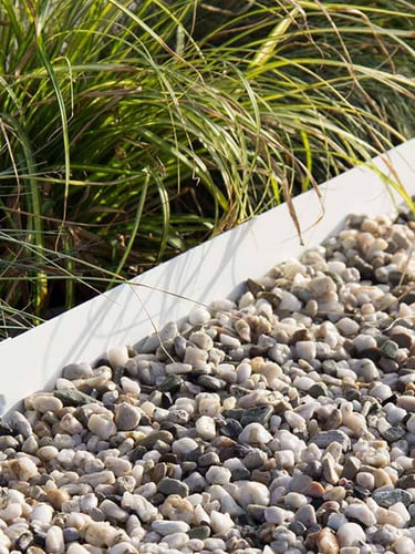 Bordures de jardin Multi-Edge METAL Revêtement blanc avec Galets de rivière blanc/gris posé