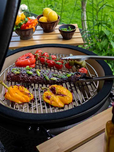 The Columbus Medium Kamado Gris Charcoal Completa con una amplia parrilla para preparar deliciosos platos