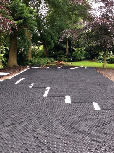 Palete completa de estabilizador de cascalho EuroGravel PRO preto instalada