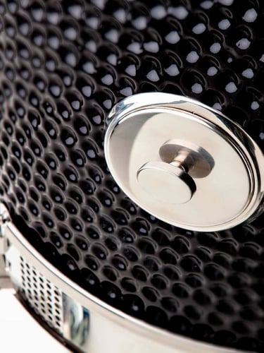 Yakiniku Large Set Kamado Completo, com abertura para adicionar madeira para defumação
