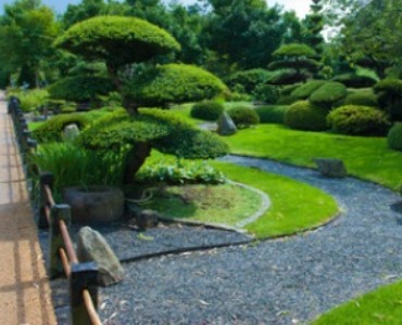 Jardín zen japonés armonía de rocas arena rastrillada y follaje arreglado