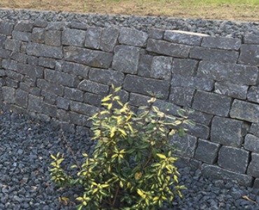 Construction d'un mur de jardin avec blocs de mur