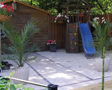 Un jardin adapté aux enfants avec du gravier ou des gravillons