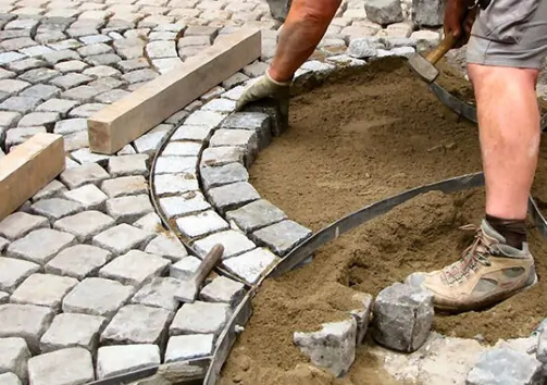 Kinderkoppen aanleggen Poser des pavés pour enfants
