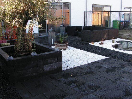 Garten mit Carrara Splitt und Basalt Splitt