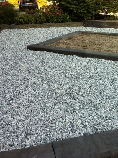 Garten mit Ice Blue Splitt