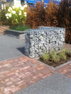 Gartenidee - Gabionen mit Icy Blue Bruchsteine Gartenidee - Gabionen mit Icy Blue Bruchsteine