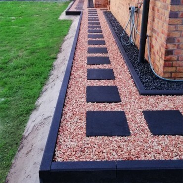 Moderne Gartenidee mit Trittsteine und Marmorsplitt rot Moderne Gartenidee mit Trittsteine und Marmorsplitt rot