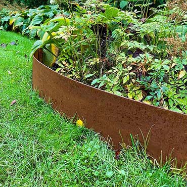 Jardín de bajo mantenimiento con bordura Jardín de bajo mantenimiento con bordura