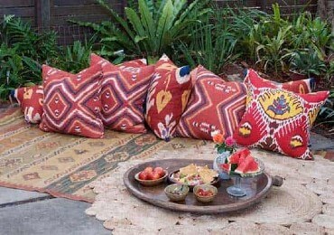 jardín mediterráneo Un jardín mediterráneo con decoración