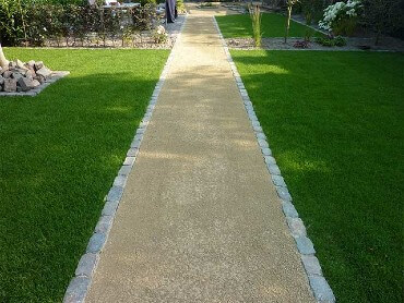 Jardín con senderos de grava negra Jardín con senderos de grava negra