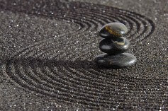 Jardín japonés con piedras de mar negra Jardín japonés con piedras de mar negra