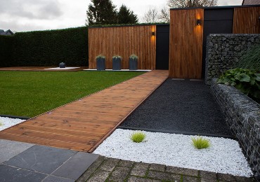 Jardín minimalista con marmolina blanca negra Jardín minimalista con marmolina blanca negra