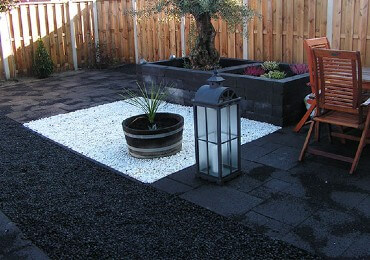 Jardín minimalista japonés con grava y gravilla Jardín minimalista japonés con grava y gravilla
