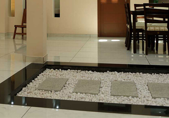 Jardines interiores con cantos rodados blancos