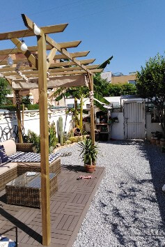 Un jardín trópical con grava Un jardín trópical con grava