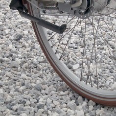 Bicicleta en la grava con geoceldas Bicicleta en la grava con geoceldas