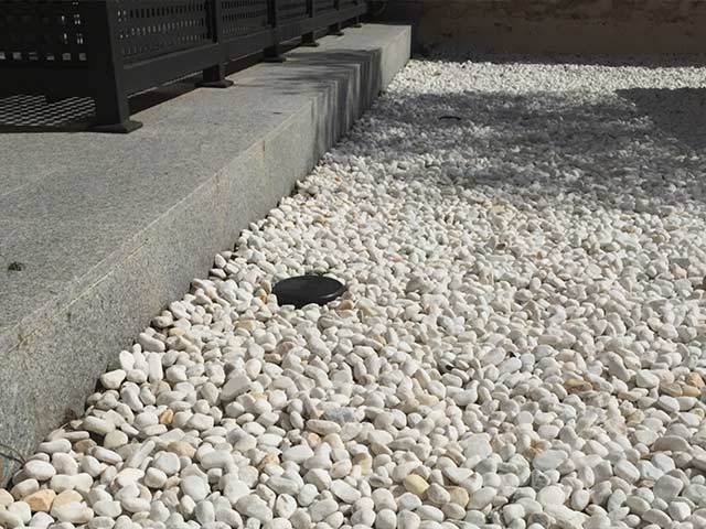 Jardin con gravilla en interiores o patios de luces