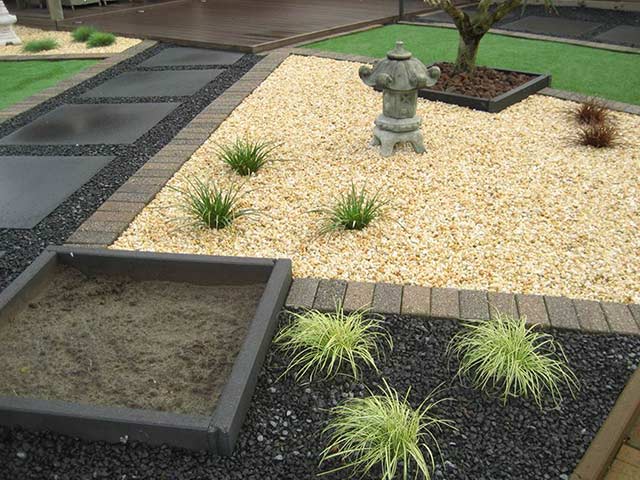 Jardin con senderos de gravilla