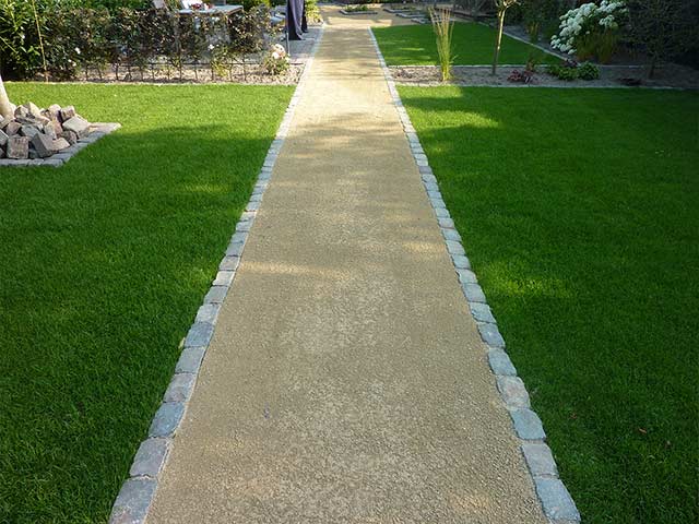 Jardin con senderos de gravilla