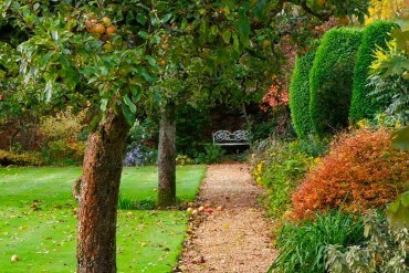 Bauerngarten mit Gartenweg