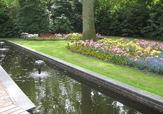 Der französischen Garten Blumen und Wasser