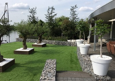 Garten mit Carrara Kies und Ardenner Grau Bruchsteine