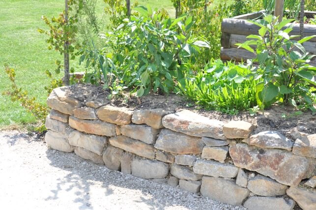 Gartenmauer mit Granit Mauersteine