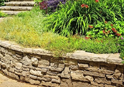 Mauersteine im englischen Garten