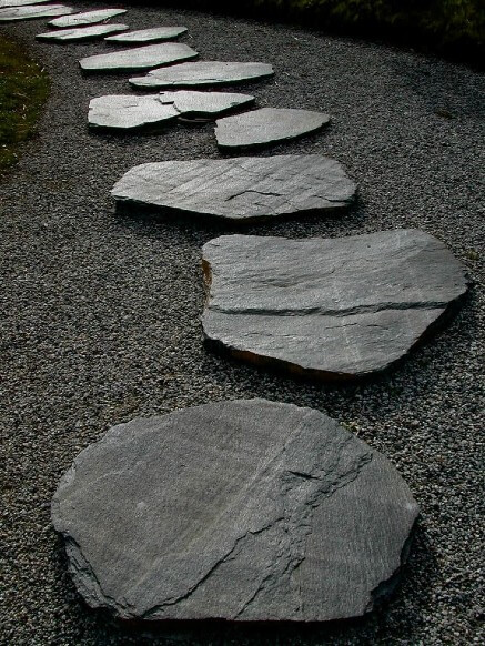 Camino de grava con piedra de mar negra