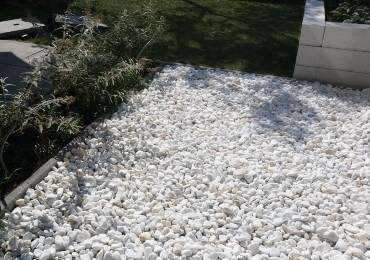 Canto rodado blanco puro marmol en el jardín