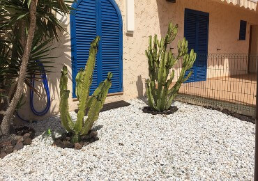 Jardín mediterráneo con piedras blancas