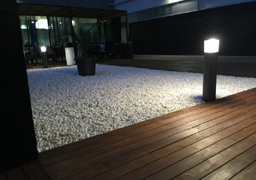 Jardín minimalista con gravilla y luces de jardín