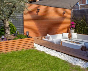 Jardin modero con canto rodado blanco